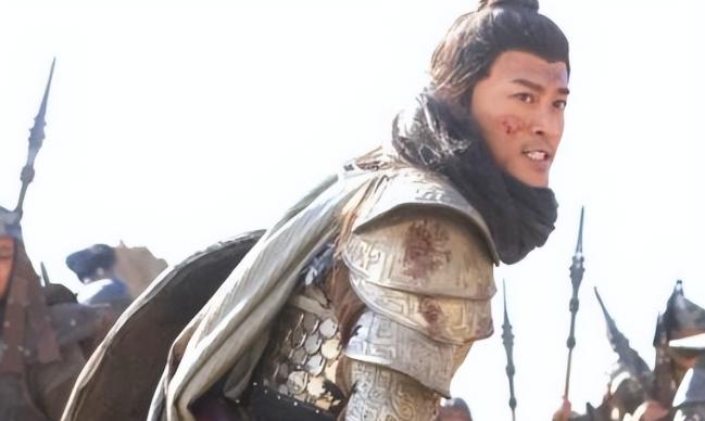 1362年，明军猛将胡大海正在观看士兵操练，蒋英从袖子中拿出五十斤重的铁锤，将其