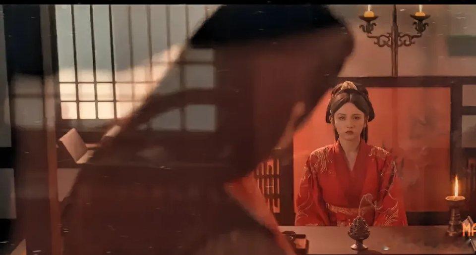 当《折腰》中魏卲掀开帘子的刹那，时光仿佛定格，那一眼，迸发出的情愫足以震颤人心，