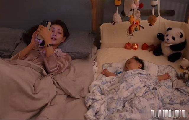马筱梅在卧室大床旁放婴儿床，7个月大的汪小宝亲自带​​​