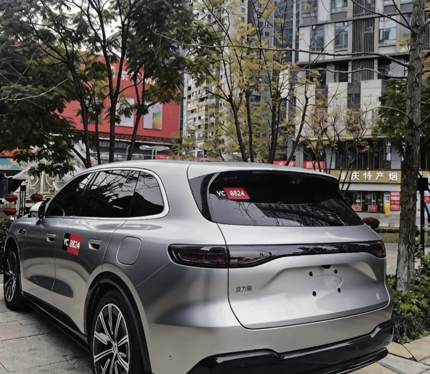 终于蹲到问界M6实车路透！这波预热直接拉满期待值家族式设计语言升级，车身比