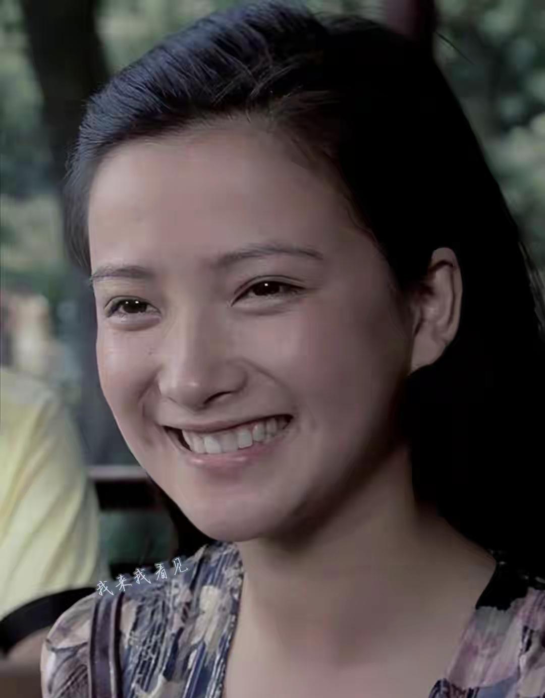 何晴给人最深的印象，除了长得漂亮，而且她的花期特别长之外，还有一点是别的女明星比