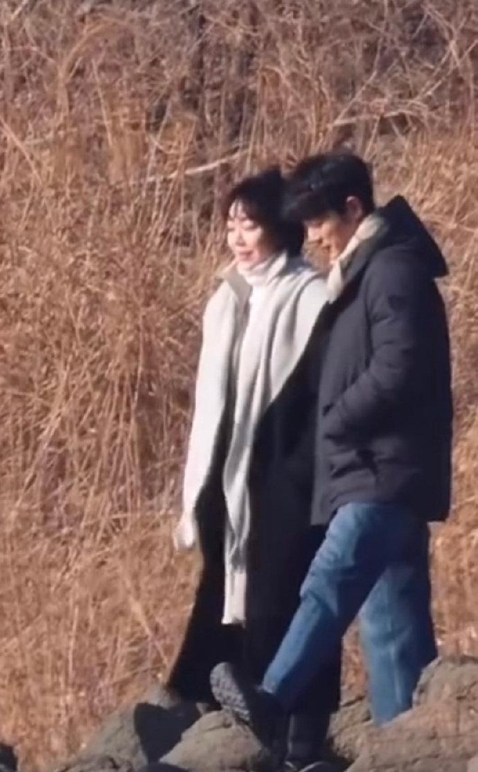 小城良方肖战姜妍同框路透，两人一路有说有笑的，画面超甜啊！对戏的时候还