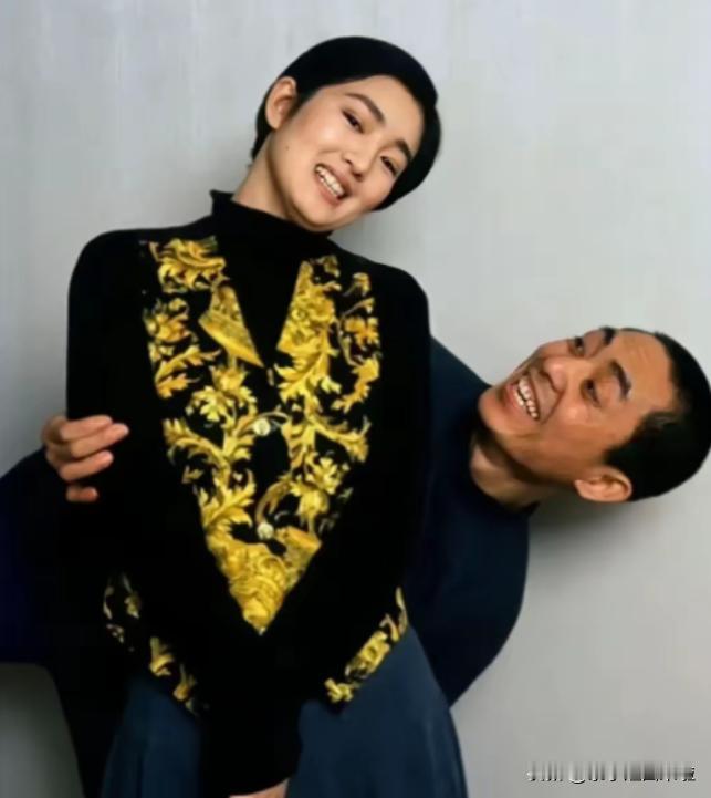 张艺谋的女儿张末曾写道：“我到现在也不明白，像巩俐这样的大明星，她和我爸爸在一起