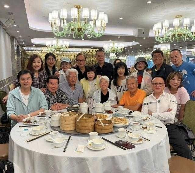 81岁高雄返港办茶会，米雪白彪一众老牌戏骨罕见同框81岁港星高雄专程从加拿大返