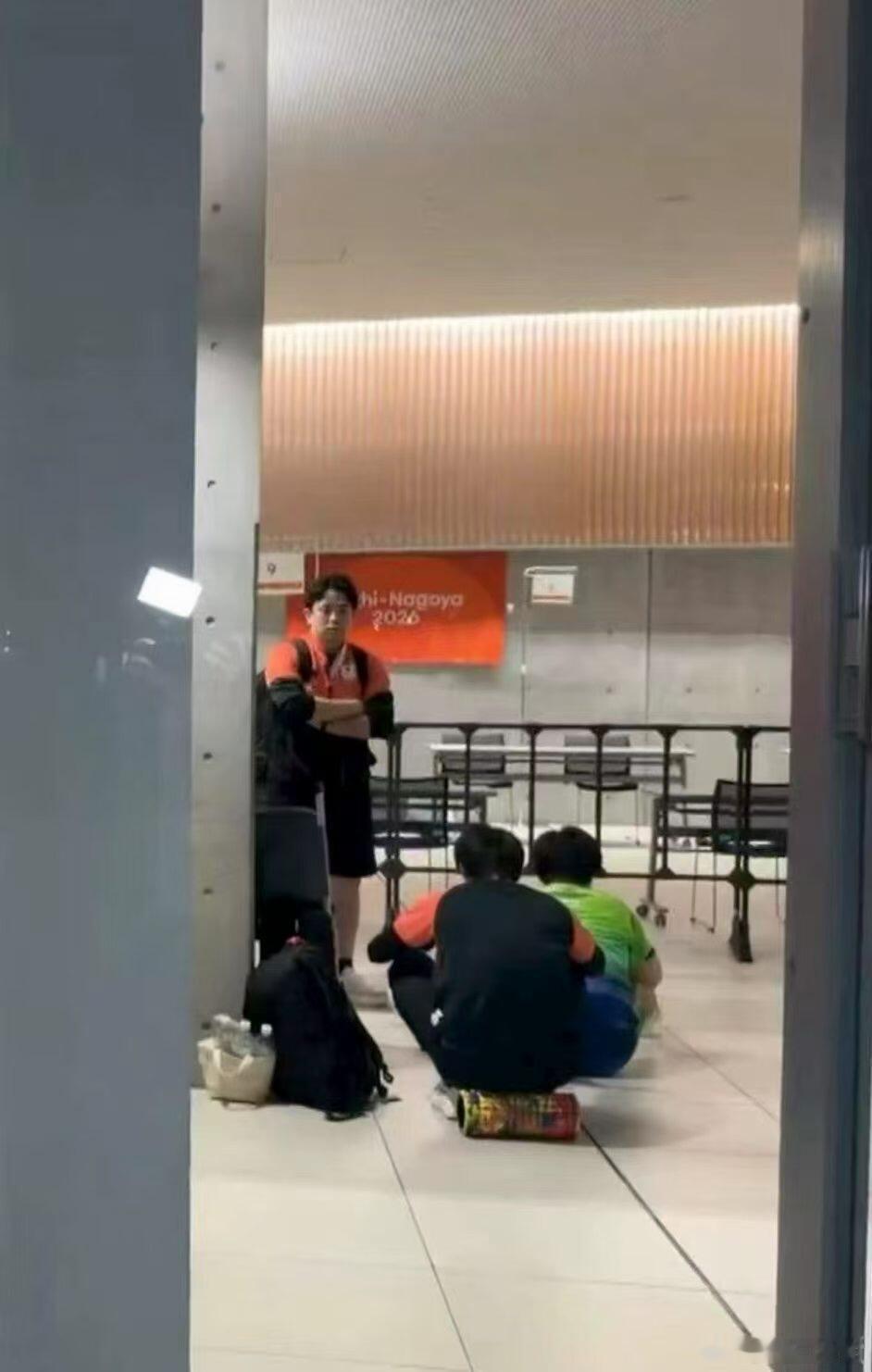林诗栋王皓疯狂庆祝我们开心，有人陪你一起泪流满面[笑着哭]比赛前的少爷：张本在