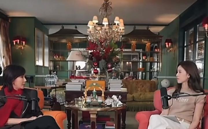 刘嘉玲说话直来直去，完全不给梁朝伟留一点面子，作为影视圈出了名的内向影帝，感觉梁