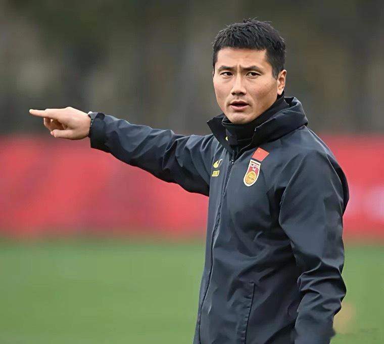 中国足协选本土教练邵佳一当国足主教练，明显是个错误决定。上一场国足0比3输给世界