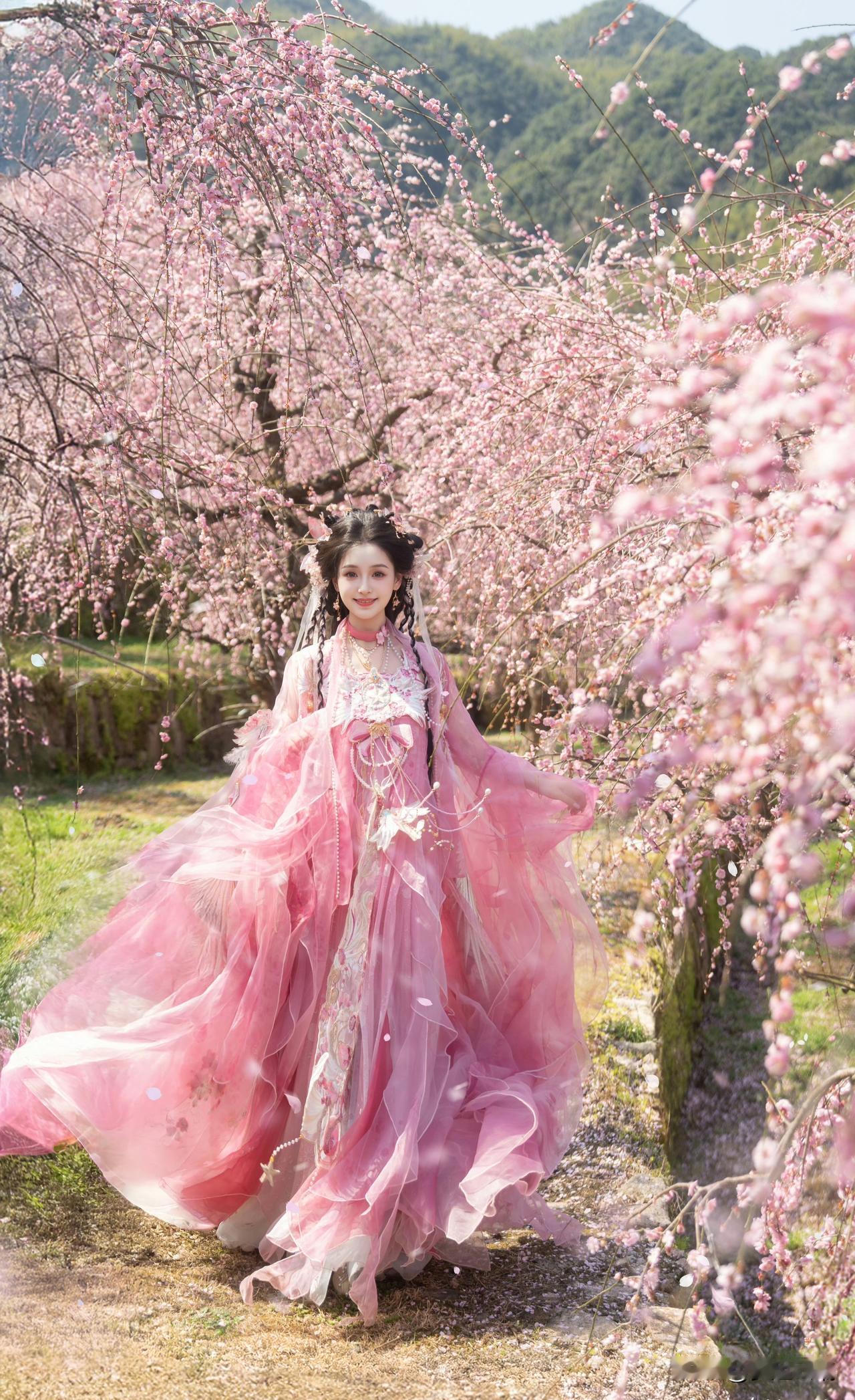 粉衣美人立花间，春意盎然入画来。