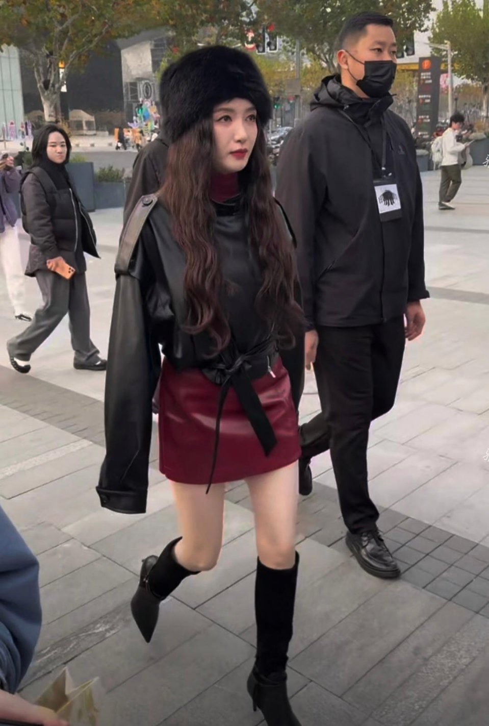 说实话，明星也不是那么好当的，那么多的安保没有一点儿隐私！！