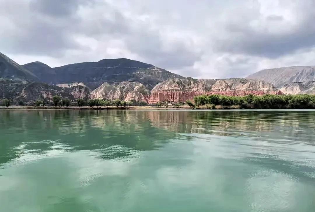 晚饭后散步，遇到曾经在一个单位工作过的一位老同事，后来都调离了原单位。想着原来