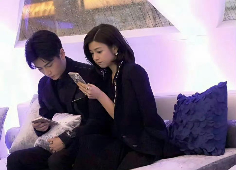 曾经的陈妍希和陈晓就算是看手机也是十指紧扣，没想到后来......