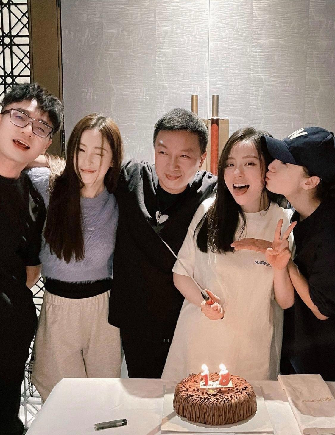 张靓颖38岁生日，意外曝光闺蜜圈。视后、天仙、浪姐，果然娱乐是个圈。