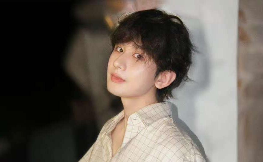 有点理解成毅了为什么能这么火，不是没道理的以前成毅总演坚毅冷峻的角色，这次卷