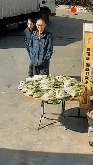 刚开始我还担心这位大爷有可能会被货车撞到？结果让人想不到的是这位大爷接下来的操