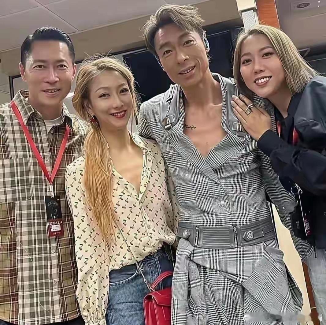 说郑秀文做完医美容貌大变，说真的，我真没看出来哪一个是郑秀文，我只认出了许志安。