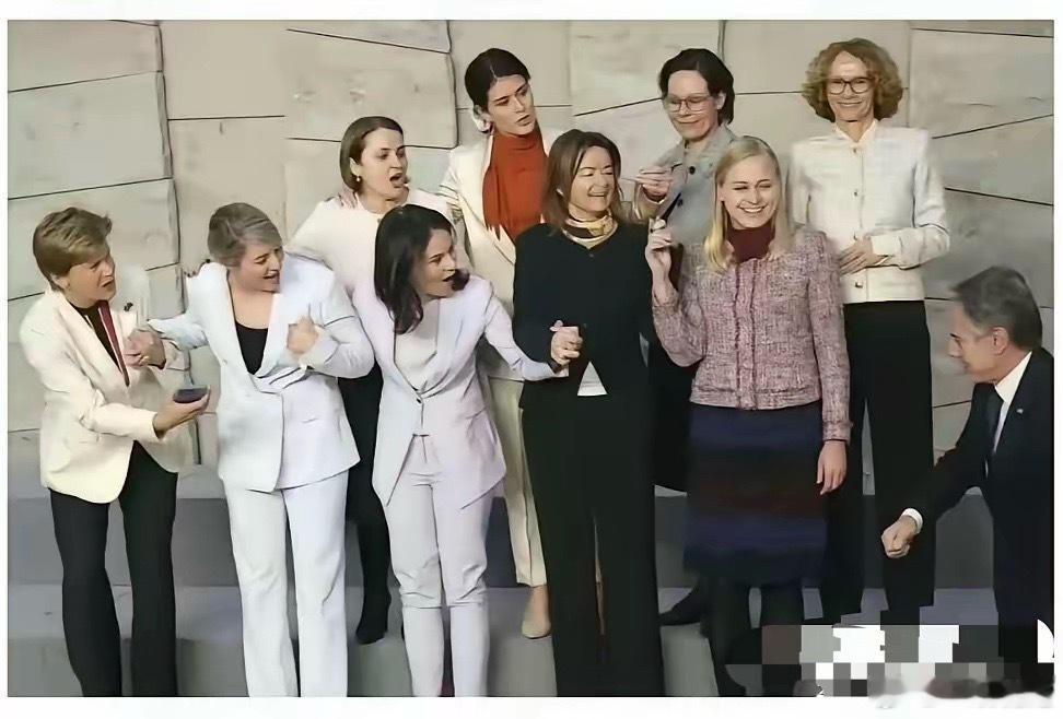 欧洲的衰落，始于女权！该照片拍摄于2024年12月，是在比利时布鲁塞尔召开的北约