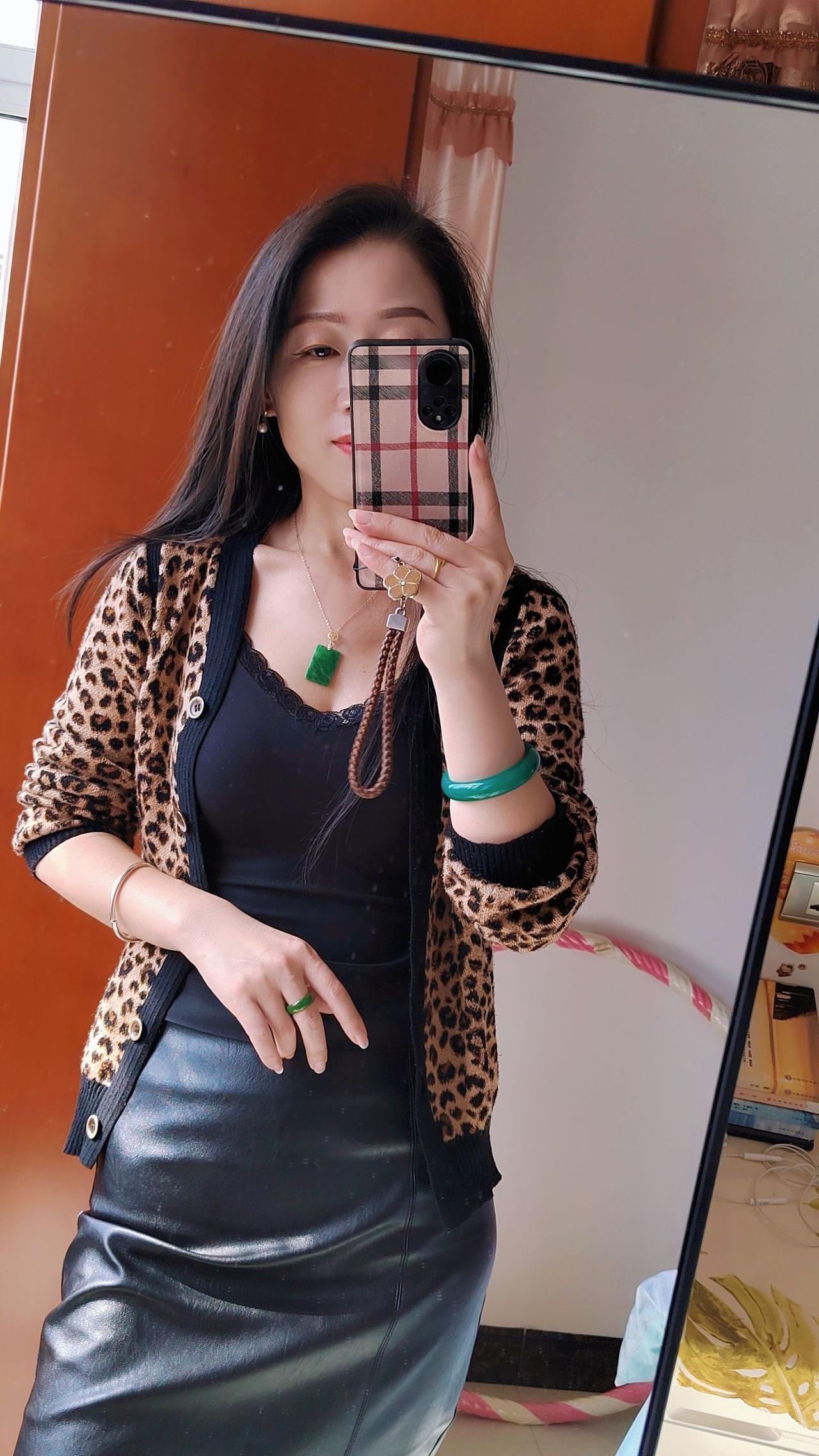 时尚穿搭指南：豹纹外套+黑色裙装，自信满满！💃🏻✨