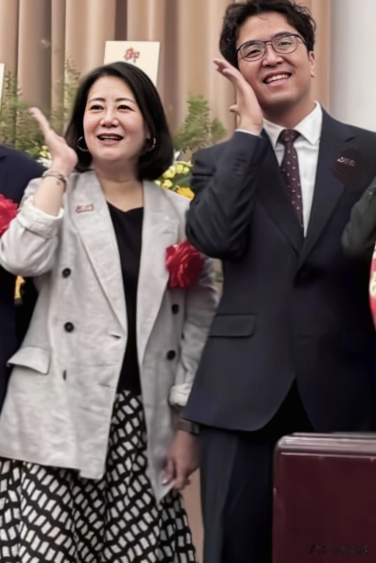 民进党立委吴思瑶一句一个“伯洋”，还“思瑶一路陪在身边”，我都替她害臊。10