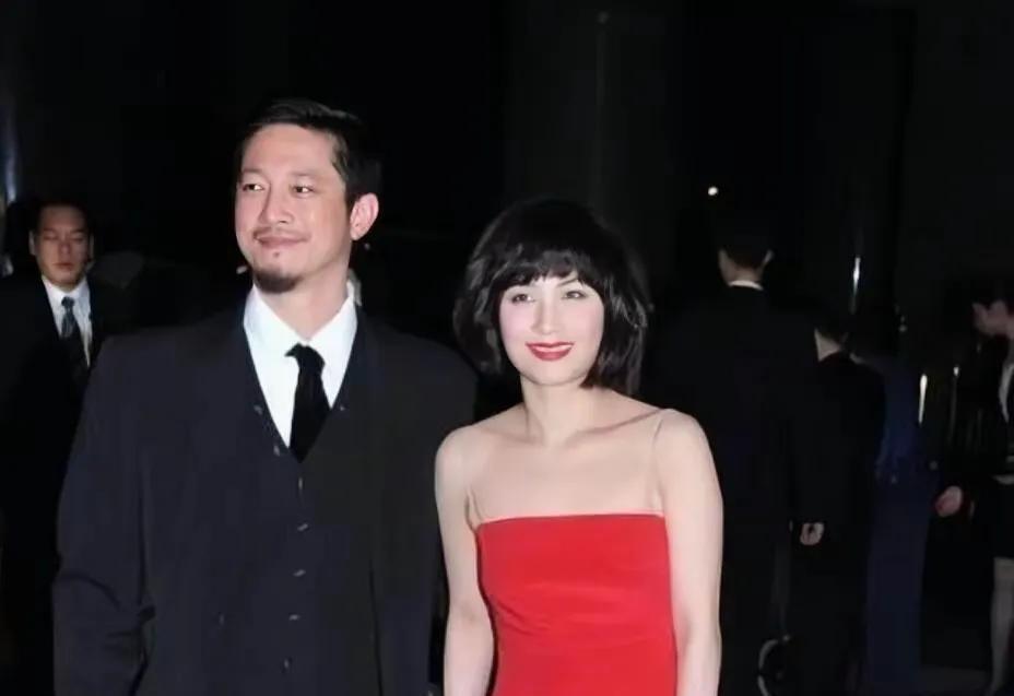 22年前，陈子聪娶何超仪被嘲吃软饭。他自嘲乡下仔娶名门女，你情我愿挺硬气。