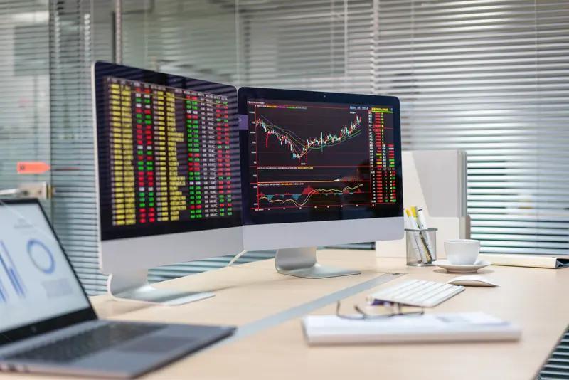 我发现一个炒股稳定，风险还小的炒股方法。就是买中字头股价低的，并且长期股价波