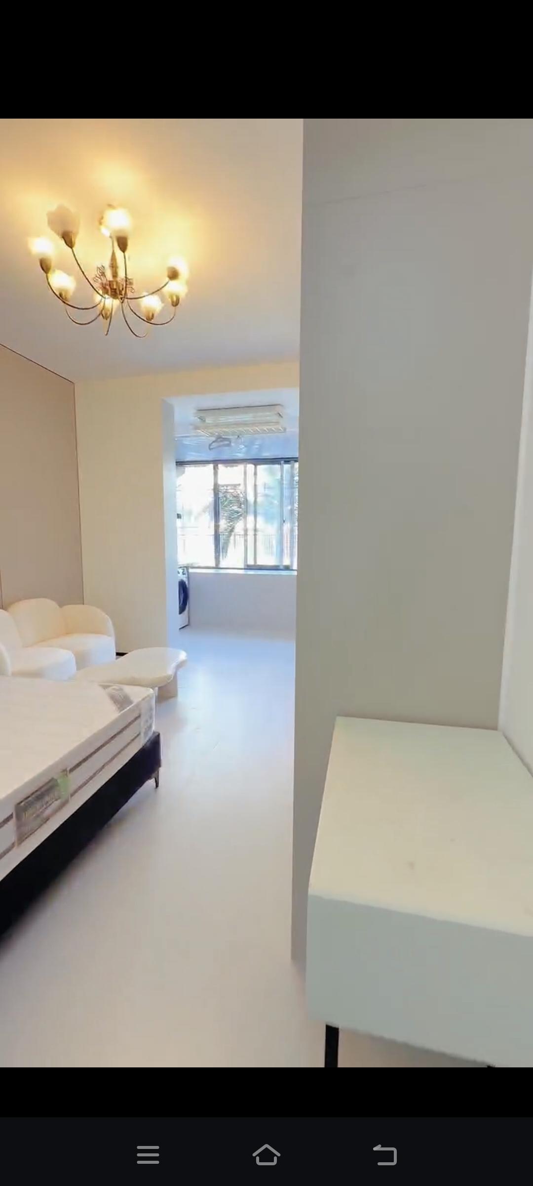 差一点就下手了朋友从事房产中介的。下午，我到他的门店喝茶，道出我的来意，即想买