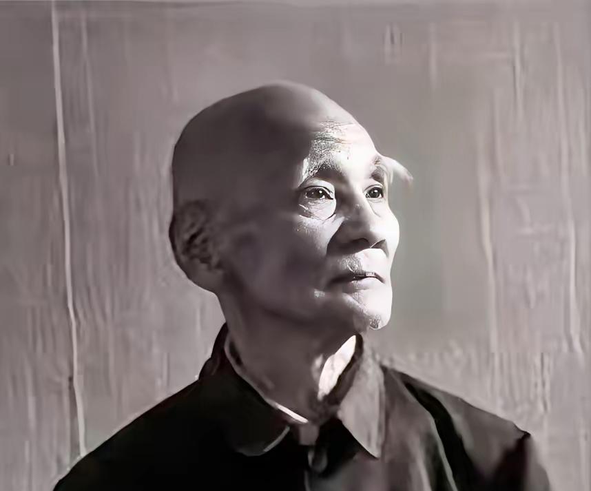 1946年，6000解放军被三万敌人包围，为了不泄露机密，旅长吴诚忠下令烧毁全部