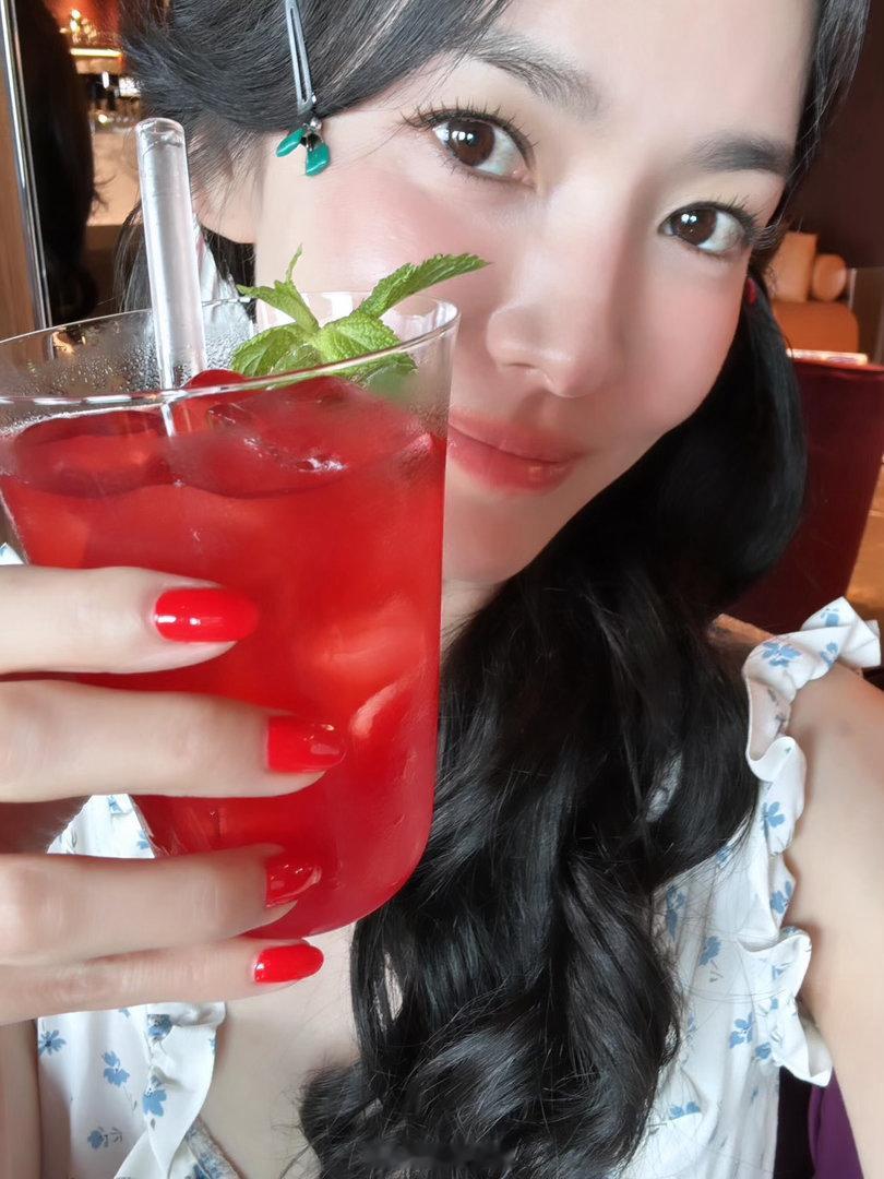 宋慧乔在戛纳，迎着海风的悠然时光🌊