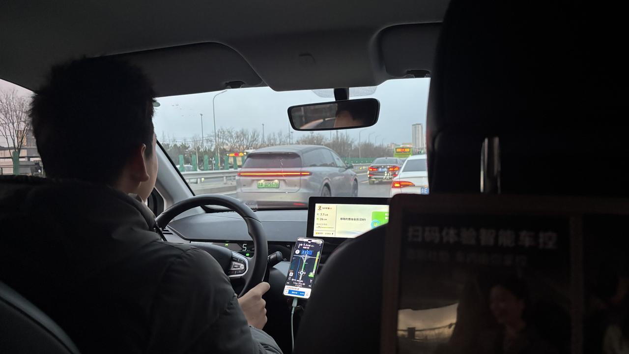 打了辆曹操60，司机看上去挺干净的，但车里那股味儿还是往鼻子里冲。小伙子很健谈，