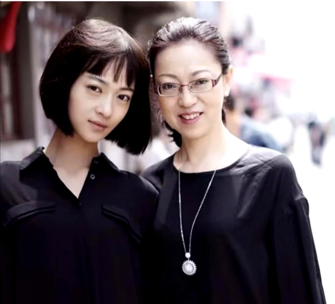 吴谨言母女合照妈妈脸也好小，年纪越大越有气质，像极了隔壁班那个很厉害的语文班