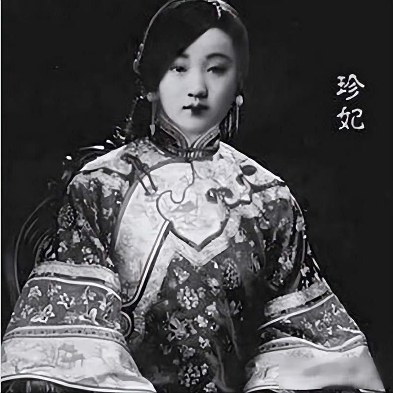 1894年，一个皇妃被按在刑凳上，衣服被太监扒掉，竹杖落下来。这是慈禧太后亲
