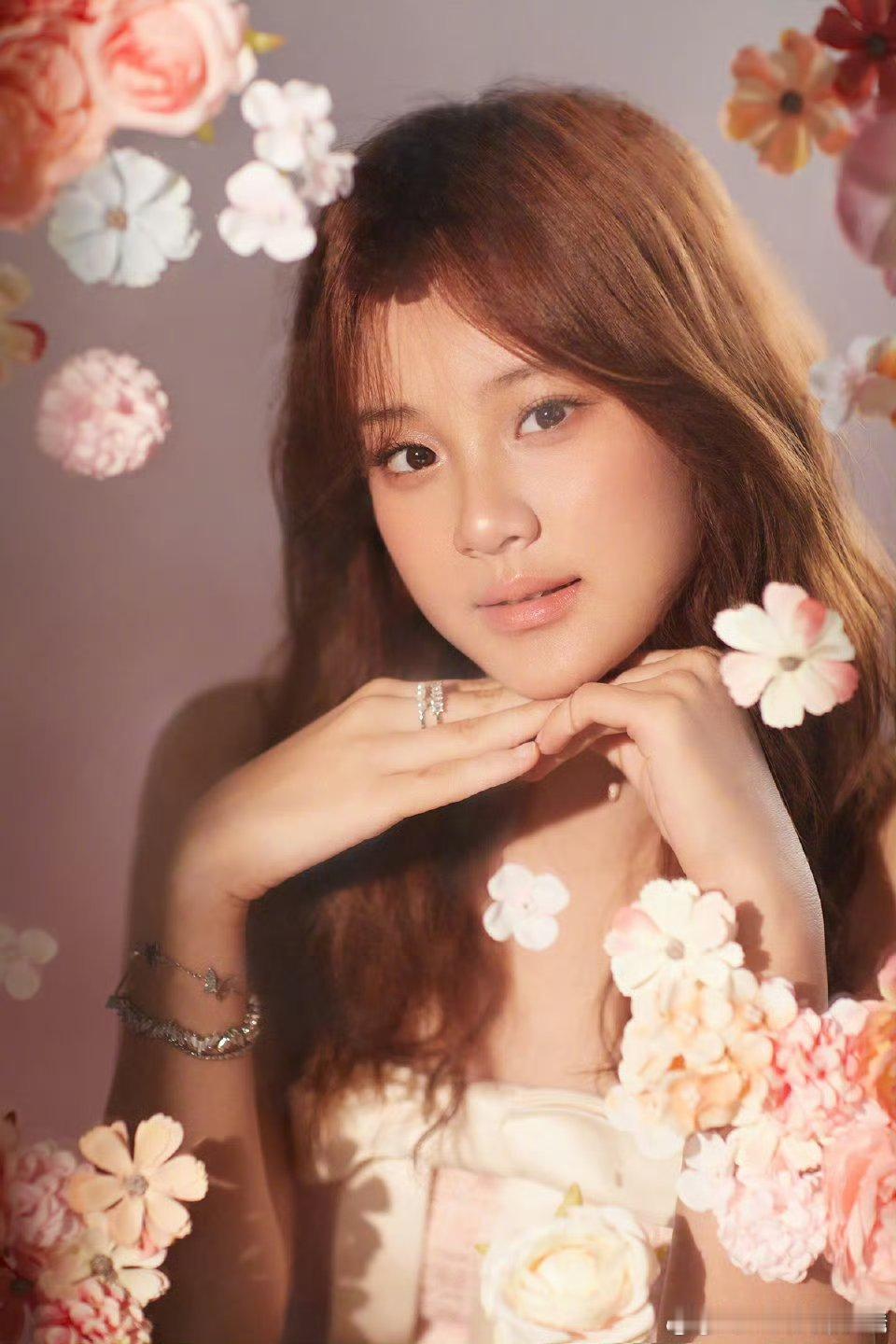 甜馨和李小璐合照生日大片，长成大姑娘了。甜馨李小璐生日照​​​