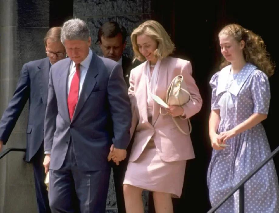 老了的希拉里和克林顿，看起来还挺和谐，演技“炉火纯青”呀！年轻时的他们，绝对是