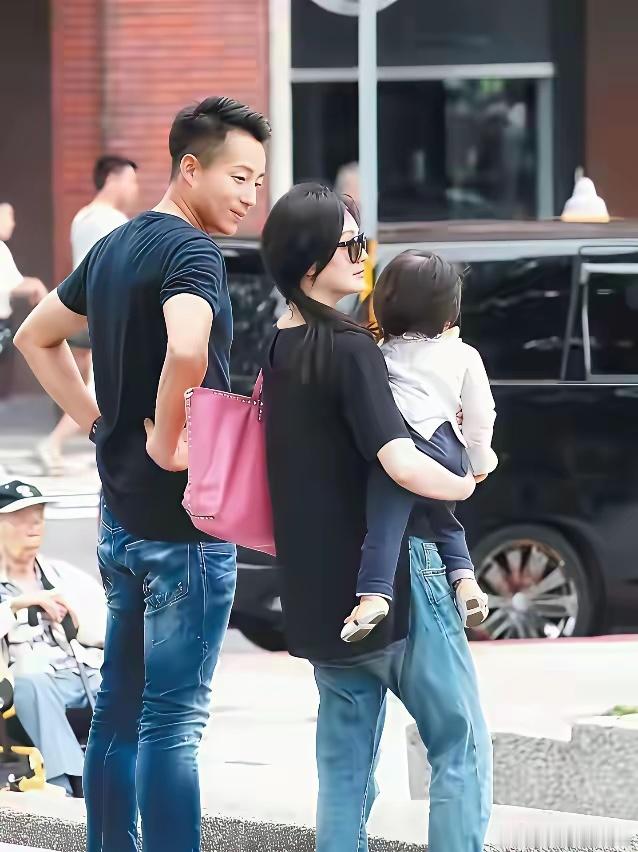 大s果真是个很厉害的人，刚生完孩子的时候十分丰满，孩子一岁左右就瘦成了竹竿。能在