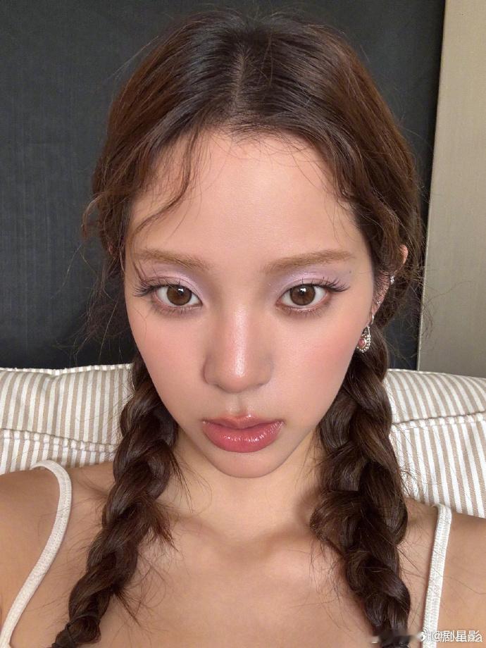 欧阳娜娜双麻花少女感欧阳娜娜少女感溢出屏幕了双麻花造型好灵动，青春气息扑面而来