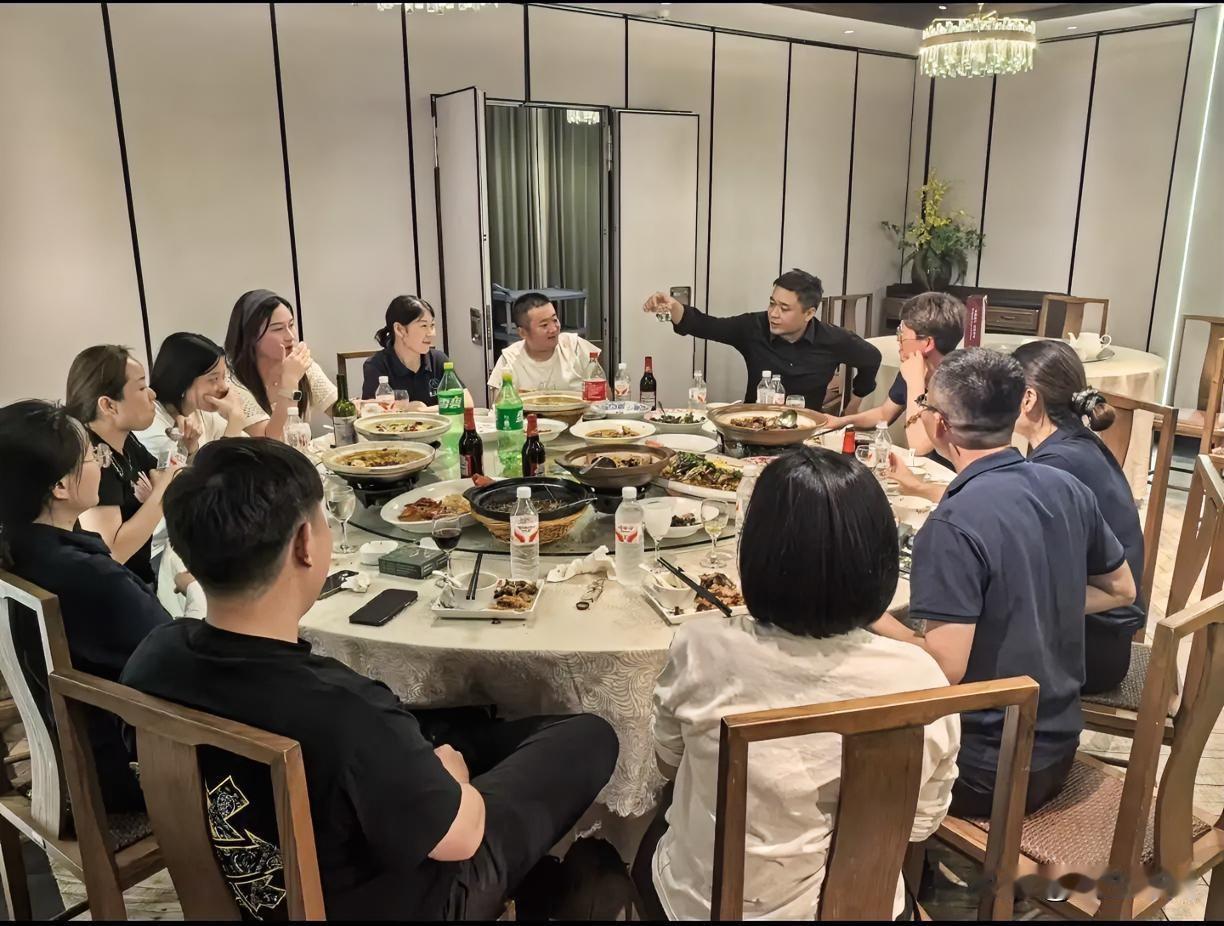 一位性学家说：“男人在女性面前讲荤段子，本质是以玩笑试探，目的是发生关系。女性反