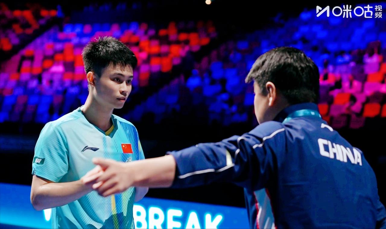 我算听明白了！其实王皓现场指导并不差，只是说的太多。今天周启豪对战川上流星，