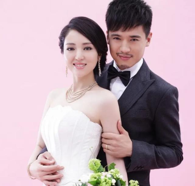 高云翔结婚那会，看起来就是个稚嫩大男孩。婚后的他摇身一变成成熟的美男子，大概他和