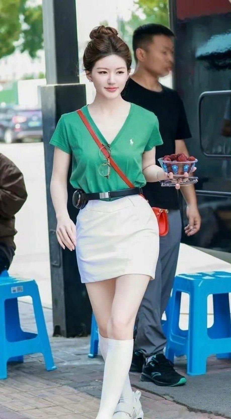 天呐，赵露思耳机居然直接围在腰上……女明星的的腰都太细了吧​​​