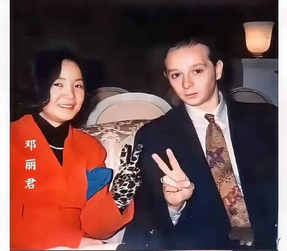 这是邓丽君和她的法国小男友保罗的一张留影老照片，拍摄于1993年，真是惊艳了时光