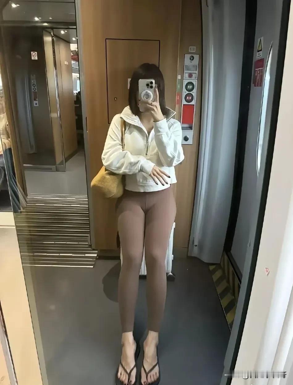 穿这样坐火车不尴尬吗？