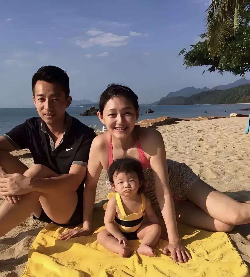 她被传“不爱孩子”？我看报道说她曾为怀孕打针写到书都出版，照片里却抱着娃在草地