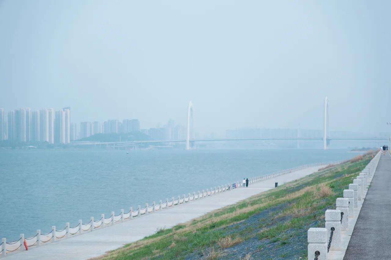 春日打卡优选地！长沙月亮岛红土网球公园多元场景出圈自驾上岛需提前预约春日