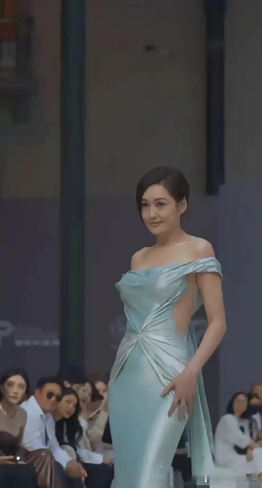 58岁的孟广美太让人惊艳了，都是这个年龄段的人还可以在舞台上走秀，身材前凸后翘的