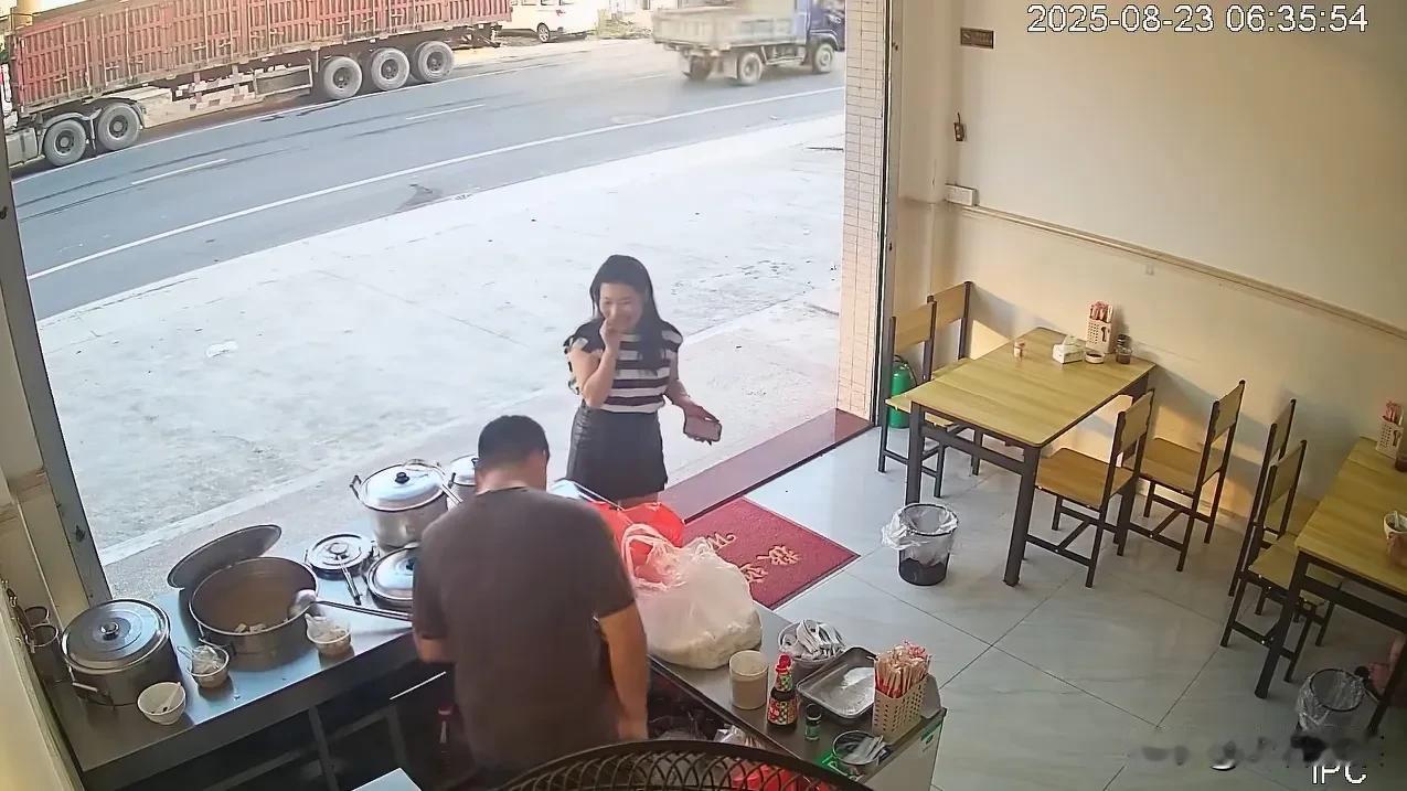 这就是缘分吧！广东惠州的肠粉老板遇到了学生时代喜欢的女生，那个时候他才16岁，如