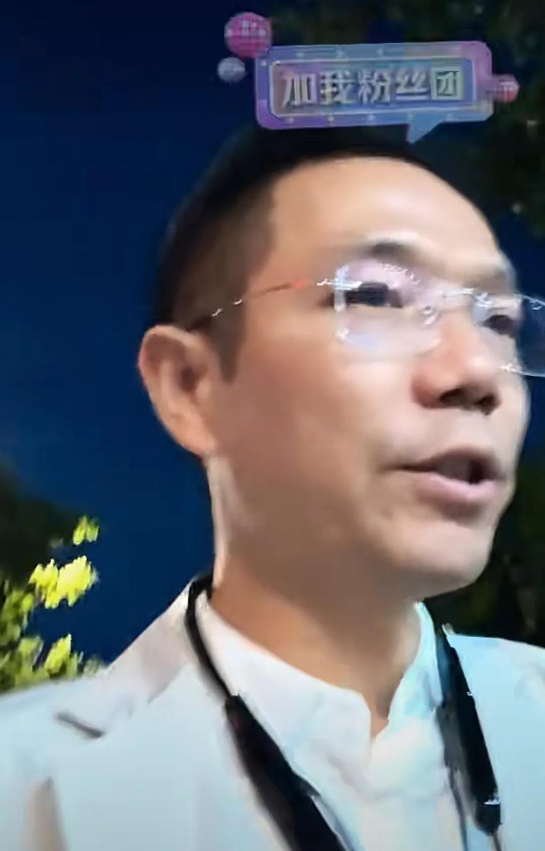 李律今天来到了昆明，晚上在昆明的街道上直播！让人感动的是李律刚才的作品，回忆