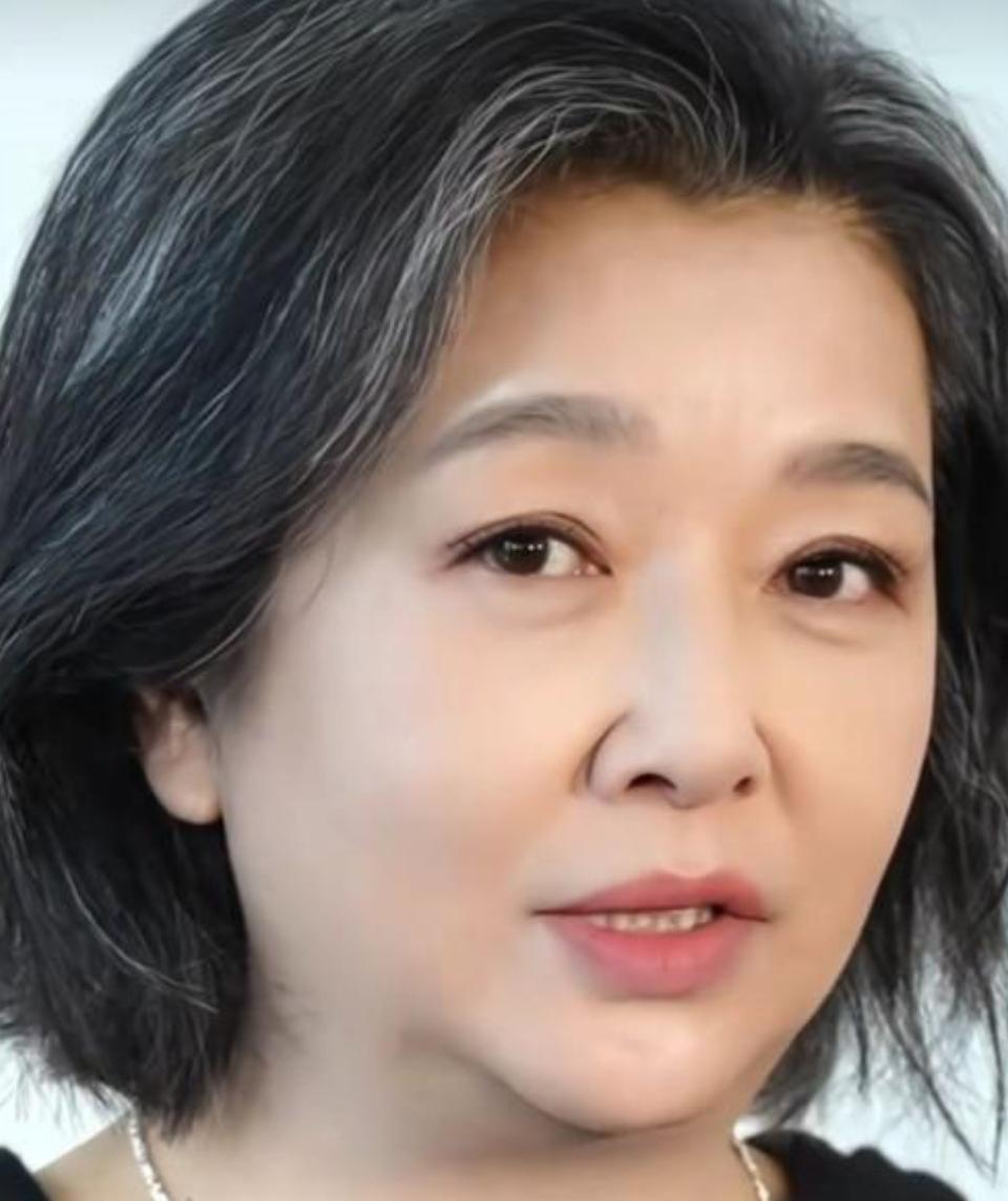 58岁江珊露面，150斤身材穿西装腚大腰圆，但脸显年轻几乎没皱纹娱乐