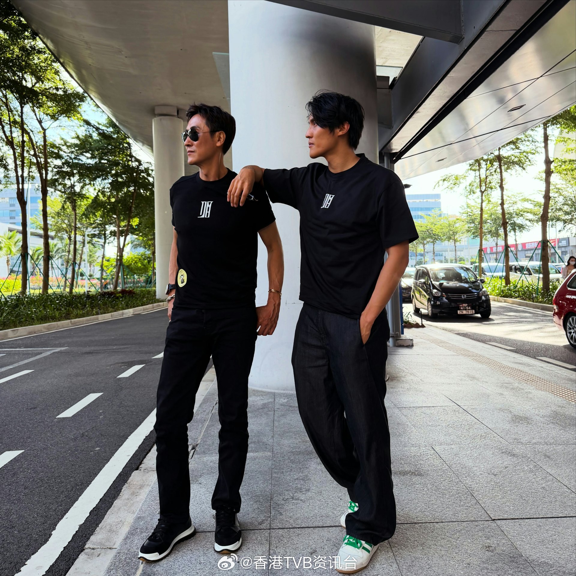 TVB视帝儿子28岁生日搂火辣女友高调晒恩爱，190cm游泳健将曾夺八枚金牌现年