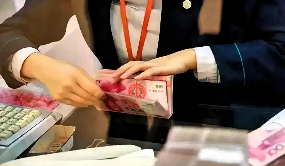 河北赤城，一男子到银行取款49900元。但由于柜员失误，将取款操作成了存款，并且