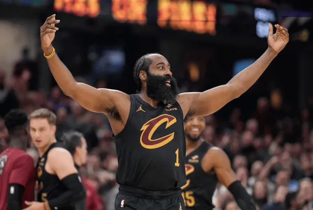 据美记JakeFischer报道，NBA内部普遍“预期”詹姆斯-哈登本周将与骑