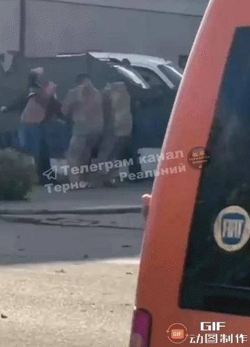 乌克兰各地的兵役办继续在街头抓捕平民上战场，有钱的能及时赎身，没钱的只能就范。如